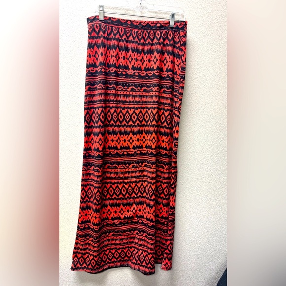 Mix & Co. Vibrant Deep Coral & Black Resort wear Beach Maxi Skirt Size Lg - Picture 3 of 6